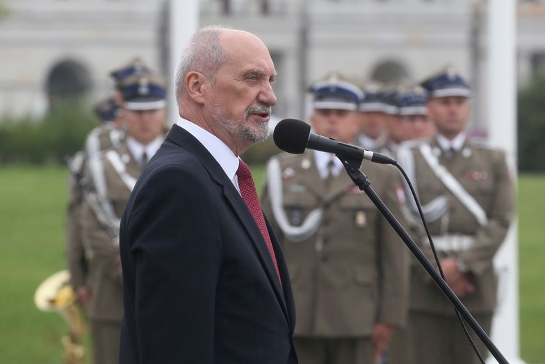 Antoni Macierewicz podczas uroczystości złożenia kwiatów na płycie Grobu Nieznanego Żołnierza w Warszawie, w ramach obchodów Dnia Weterana Walk o Niepodległość RP oraz 78. rocznicy wybuchu II wojny światowej