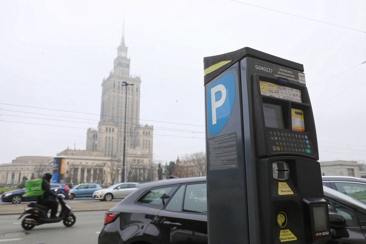 Warszawa. Do budżetu miasta wpłynęło ponad 75 mln zł z opłat za parkowanie w 2020 r.
