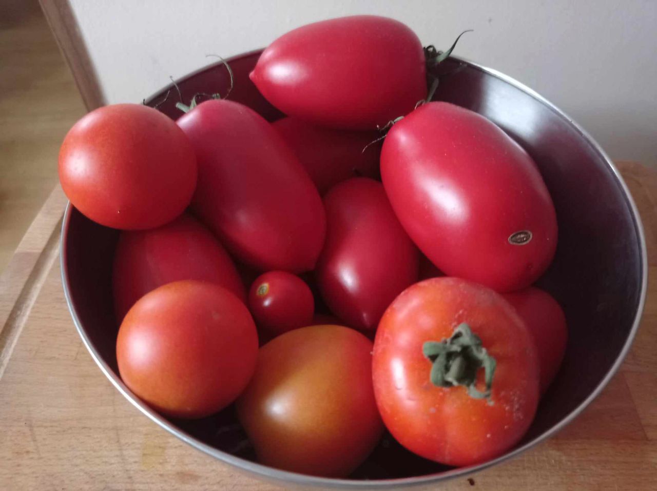 Do słoików najlepsze będą świeże polskie pomidory - Pyszności; Foto Canva.com