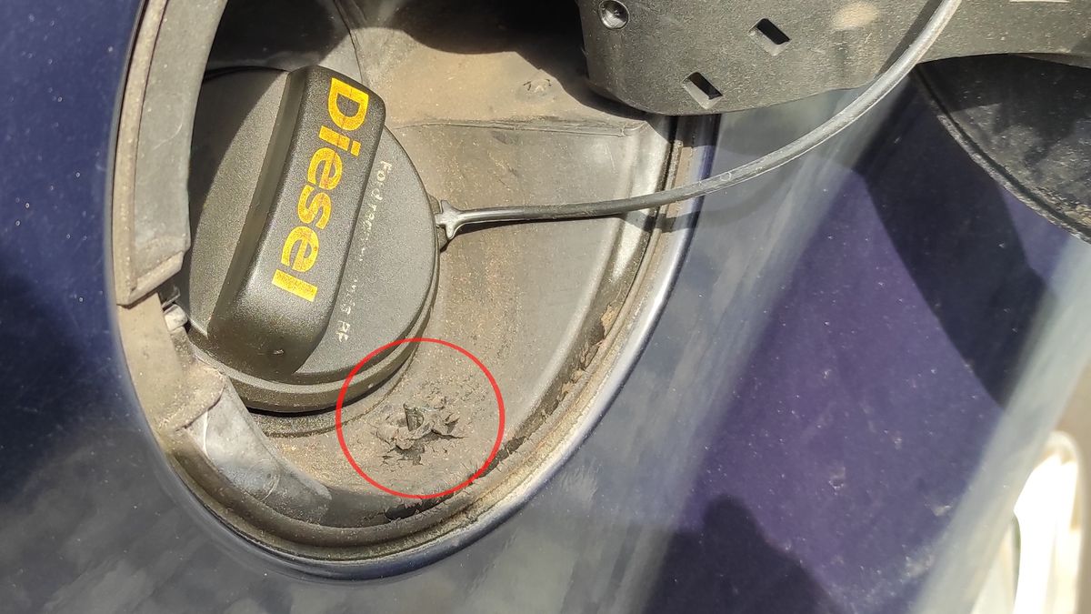 Otwór przy wlewie paliwa