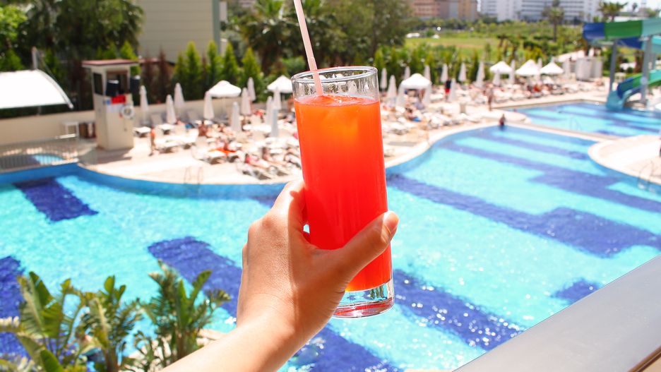 Polacy chętnie kupują oferty first minute 