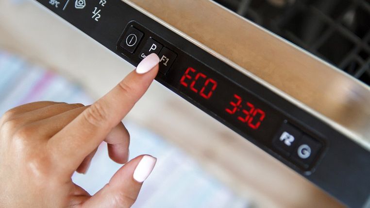 W pralce i zmywarce korzystaj z programów ekologicznych, które ograniczają zużycie wody. Jeśli korzystasz z suszarki bębnowej, wykorzystuj wodę z kondensacji. Nadaje się nie tylko do mopowania podłóg, ale także do uzupełnienia pojemnika w żelazku.