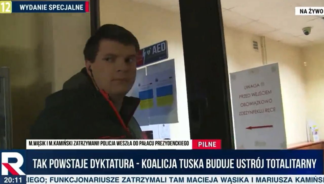 Michał Gwardyński wchodzi do komisariatu policji, gdzie przebywali aresztowani politycy PiS