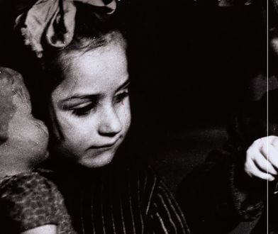 Anna Bikont dotarła do żydowskich dzieci uratowanych przez polskie rodziny. Koniec wojny był dla nich początkiem kolejnej traumy