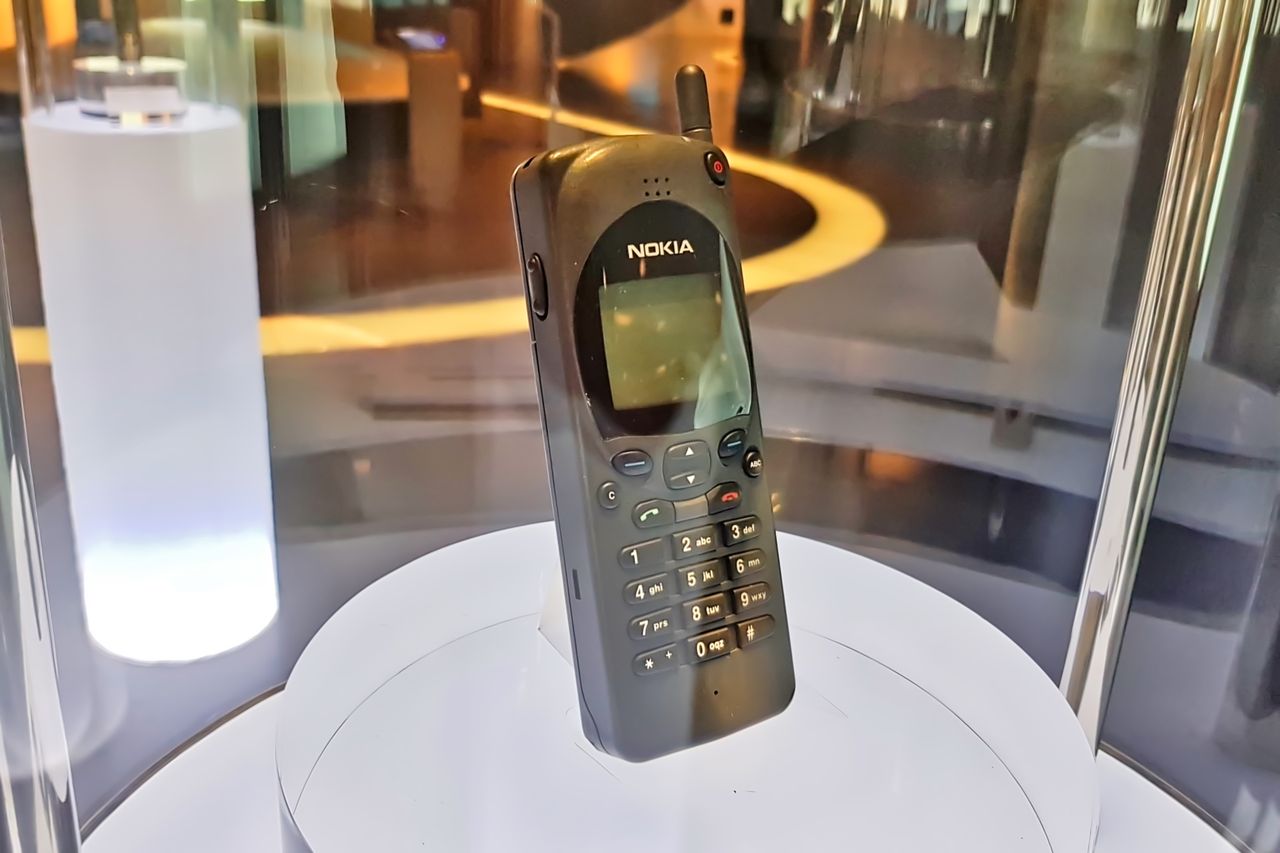 Nokia 2110 - pierwszy telefon z funkcją odbierania i wysyłania SMS-ów