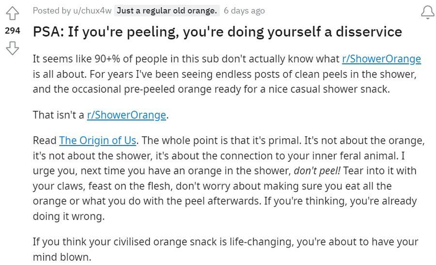 Jedzenie pomarańczy pod prysznicem