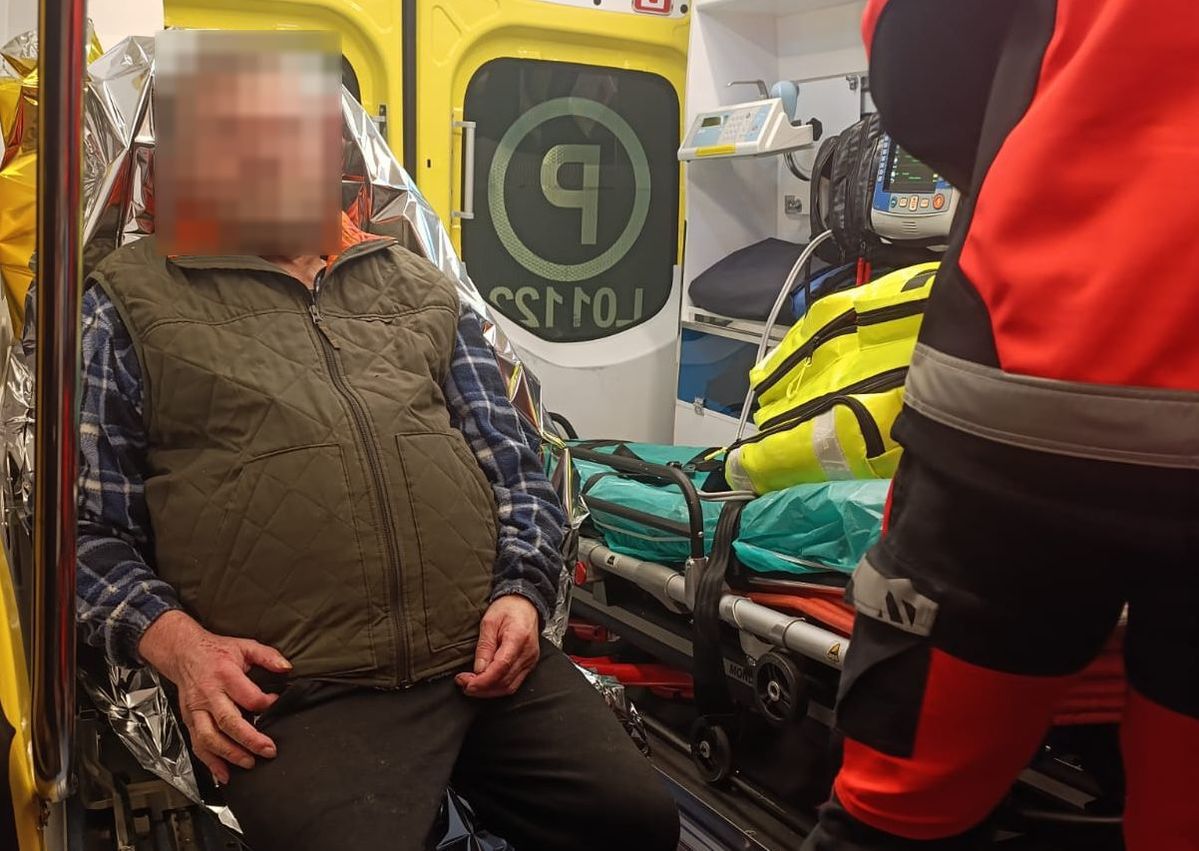 Niemce: 70-latek odnaleziony po kilku godzinach poszukiwań w lesie. Dzięki szybkiej reakcji służb uratowano jego życie