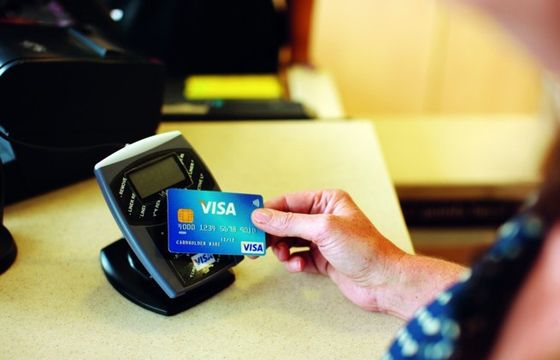 „Wielka Loteria Bezgotówkowa” promuje płacenie kartami Visa i Mastercard