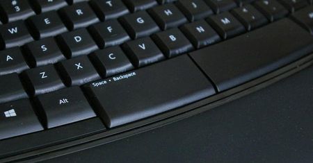 KeySweeper: wygląda jak ładowarka USB, ale podsłuchuje bezprzewodowe klawiatury Microsoftu