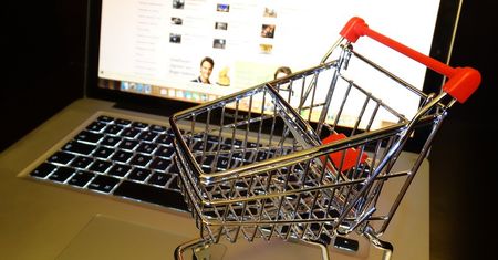 Rząd chce nałożyć nowy podatek na sklepy internetowe w Polsce