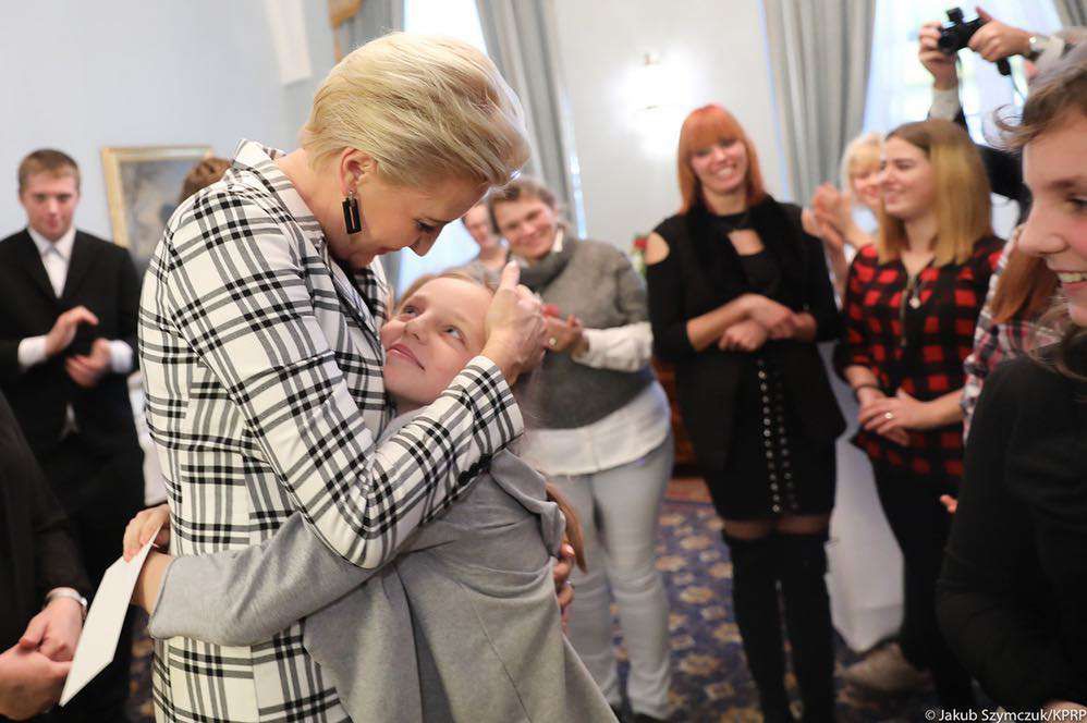 Agata Duda w marynarce w kratę na spotkaniu z dziećmi

Fot. Oficjalna strona Prezydenta Rzeczpospolitej Polskiej