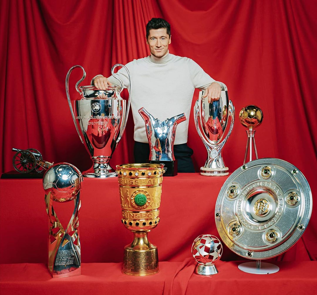 Robert Lewandowski w otoczeniu pucharów