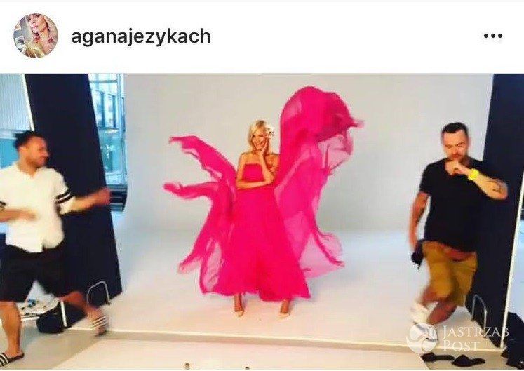 Agnieszka Szulim w dziewczęcej stylizacji na planie Azja Express