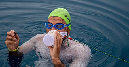 Neil Agius pobił rekord samotnego przepłynięcia wpław 100 km. Uwieczniono to na zdjęciach i filmie