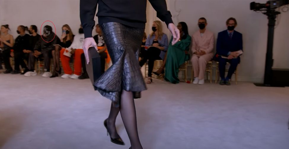 Kanye West w worku na głowie na pokazie Balenciaga