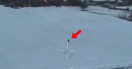 Ukraińcy pokazali nagranie. Najemnik z Afryki uciekał przed dronem
