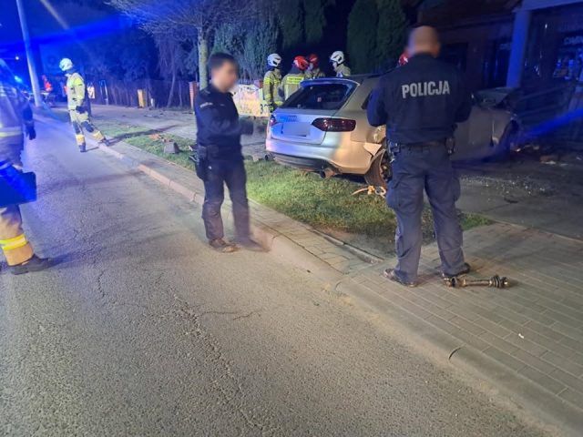 Pędził przez miasto, stracił panowanie nad pojazdem. Rozpędzone audi uderzyło w drzewa i ogrodzenie (zdjęcia)