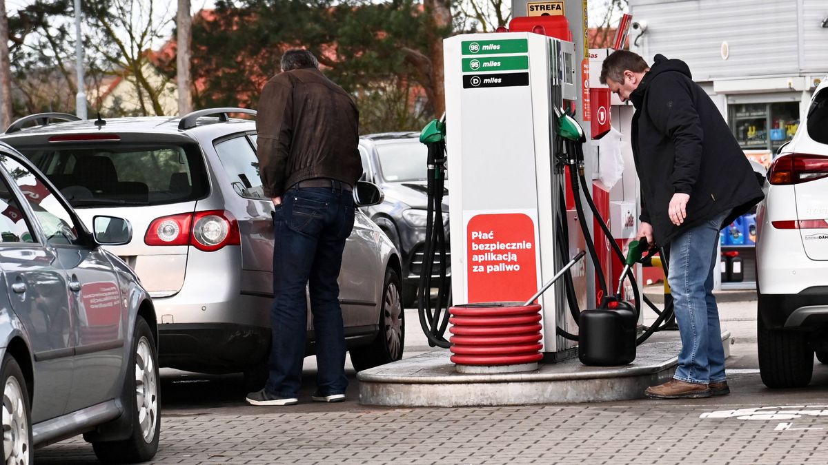 wzmo�ony ruch na przygranicznych stacjach paliw
Lubieszyn, 05.02.2022. Niemieccy kierowcy tankuj� paliwo na jednej ze stacji benzynowych w Lubieszynie (pow. policki), 5 bm. Zachodni s�siedzi u�ytkuj�cy pojazdy decyduj� si� na zakup paliwa w naszym kraju z uwagi na spadek cen paliw. (mb/ibor) PAP/Marcin Bielecki
Marcin Bielecki
auta, benzyna, dystrybutor, dystrybutory, lanie, mniej kosztuje, mniejsze koszty, nalewa�, nalewanie, Niemcy, niemieccy kierowcy tankuj� w Polsce, ni�sze ceny paliw w Polsce, obni�ka VAT, olej nap�dowy, paliwa, paliwo, pojazdy, ropa, r�nica cen, r�nica cenowa, samochody, spadek cen, stacja benzynowa, stacja paliw, tankowanie, ta�sze, ulga VAT, wlewanie, z zachodu, zachodni s�siedzi