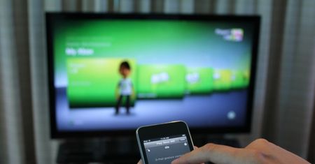 Zamiast oglądać telewizję, bawimy się telefonami