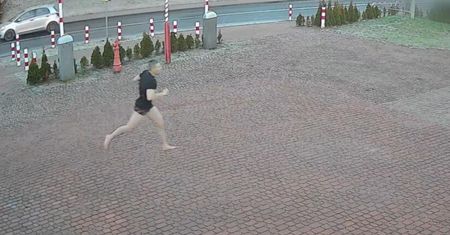 Tak strażak biegł do remizy. Nawet nie założył butów. Zdążył na akcję