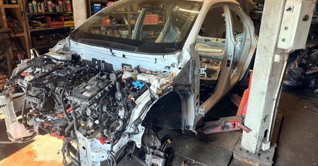 Nalot na dziuplę w Kobyłce. W garażu znaleźli rozebraną Toyotę