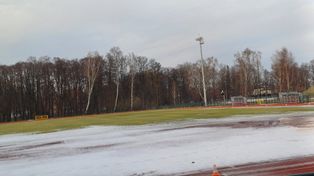 Sławno: Z śniegu i lodu wyłania się murawa na stadionie