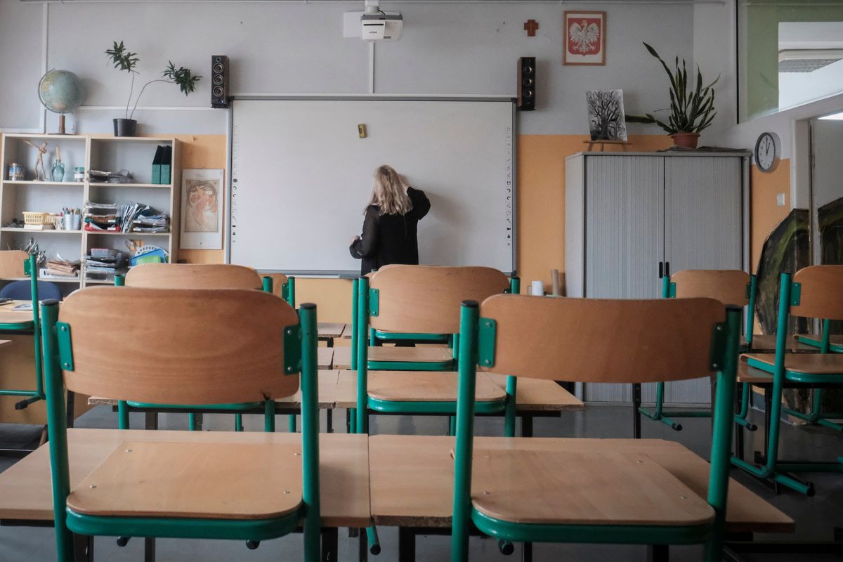 Ile zarabia się w szkole? Porównali pensję nauczyciela i woźnej