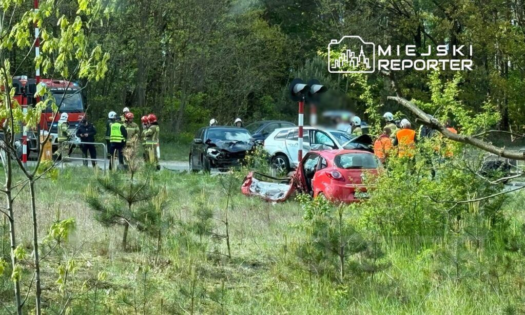 Trzy auta zderzyły się na przejeździe kolejowym pod Otwockiem. Dwie osoby były zakleszczone w pojazdach