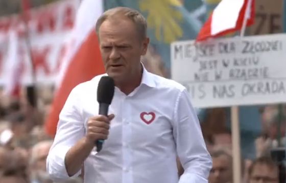 Donald Tusk zaskoczył filmem o imigrantach. "Zagrał radykalnie o sporą stawkę"