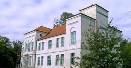 Łubianka. Zabytkowy pałac w Wybczu odzyska dawny blask. Ruszają prace przy elewacji