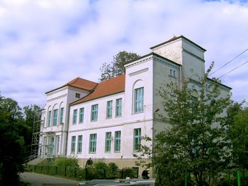 Łubianka. Zabytkowy pałac w Wybczu odzyska dawny blask. Ruszają prace przy elewacji