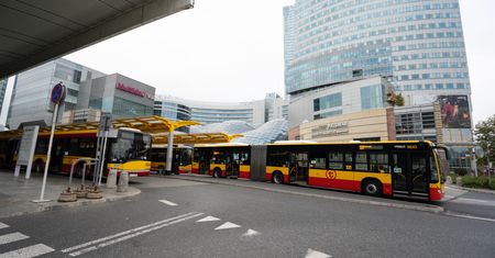 Warszawa. Zmiany w rozkładach komunikacji miejskiej w święta i ferie