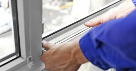 Szklarz radził przykleić przy oknie. Efekt odczułam nie tylko w portfelu