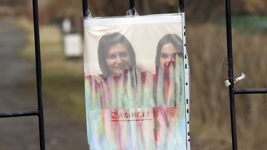 Częstochowa, 19.02.2022. Wznowione poszukiwania zaginionych w ubiegłym tygodniu Aleksandry i jej córki Oliwii z Częstochowy, w rejonie ogródków działkowych na obrzeżach miasta, 19 bm. Nadal nie udało się trafić na ślad kobiet, które według śledczych zostały zamordowane. Taki zarzut usłyszał ich 52-letni znajomy Krzysztof R., który został aresztowany. (wd/amb) PAP/Waldemar Deska