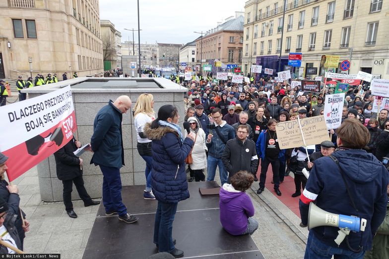 Los frankowiczów w rękach prezydenta. Ważą się losy sądowego wydziału [ANALIZA]