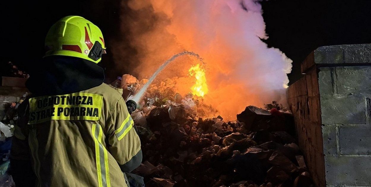 Osiek: Strażacy walczyli z pożarem śmieci na cmentarzu