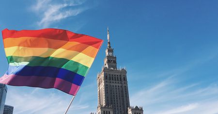 Warszawa. Tęczowe flagi na pomnikach. Są pierwsze zatrzymania aktywistów