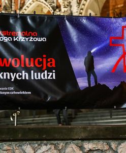 Ekstremalna Droga Krzyżowa w Sierakowicach. Tłumy bez maseczek i dystansu