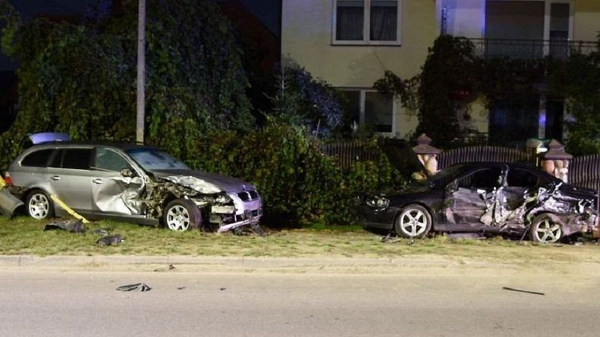Pijany 14-latek podczas pościgu uszkodził volvo i bmw zaparkowane na poboczu drogi.