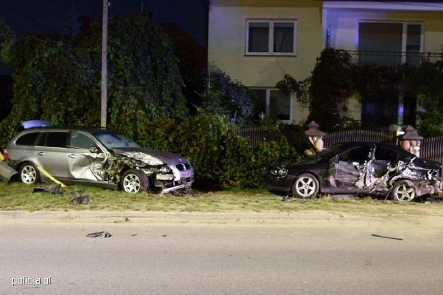 Pijany 14-latek podczas pościgu uszkodził volvo i bmw zaparkowane na poboczu drogi.