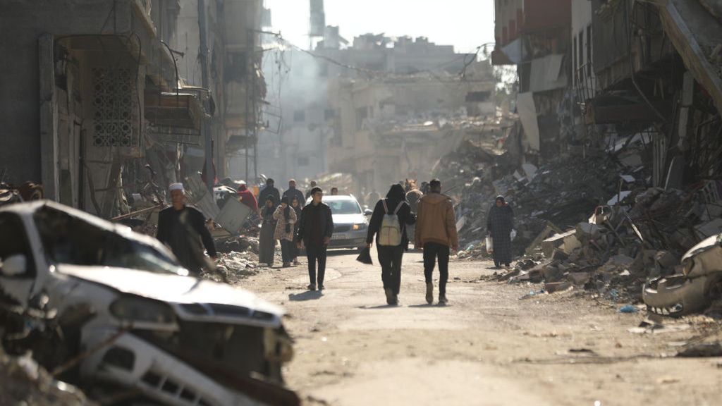 Widok Palestyńczyków, którzy próbują kontynuować swoje codzienne życie w obliczu izraelskich ataków w obozie dla uchodźców w Jabalii, Gaza, 17 lutego 2024 r.