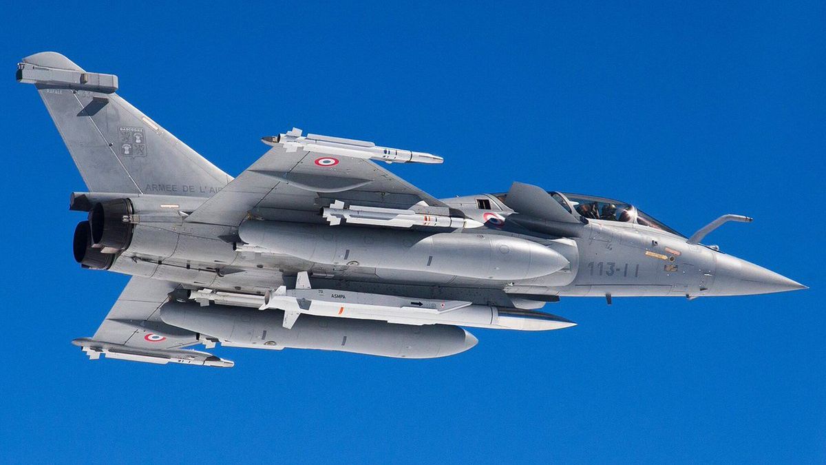 Samolot Rafale z pociskiem ASMP-A pod kadłubem