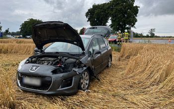 Deszczno: Trzy rozbite auta. Jeden peugeot skosił znak