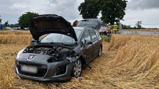 Deszczno: Trzy rozbite auta. Jeden peugeot skosił znak