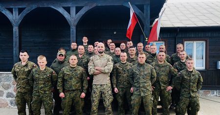 Marcin Gortat z wizytą u żołnierzy na granicy. "Szanujmy mundur"