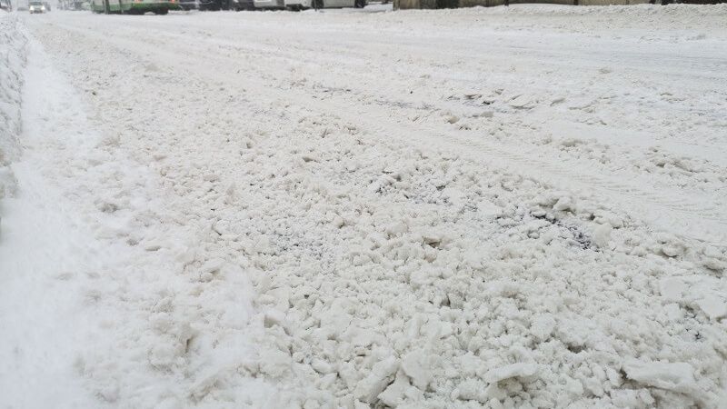 Zalegający śnieg na ulicy w trakcie poniedziałkowych opadów śniegu | fot. Dominik Wąsik