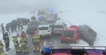 Karambol z udziałem sześciu aut w Małopolsce. Jedna osoba ranna
