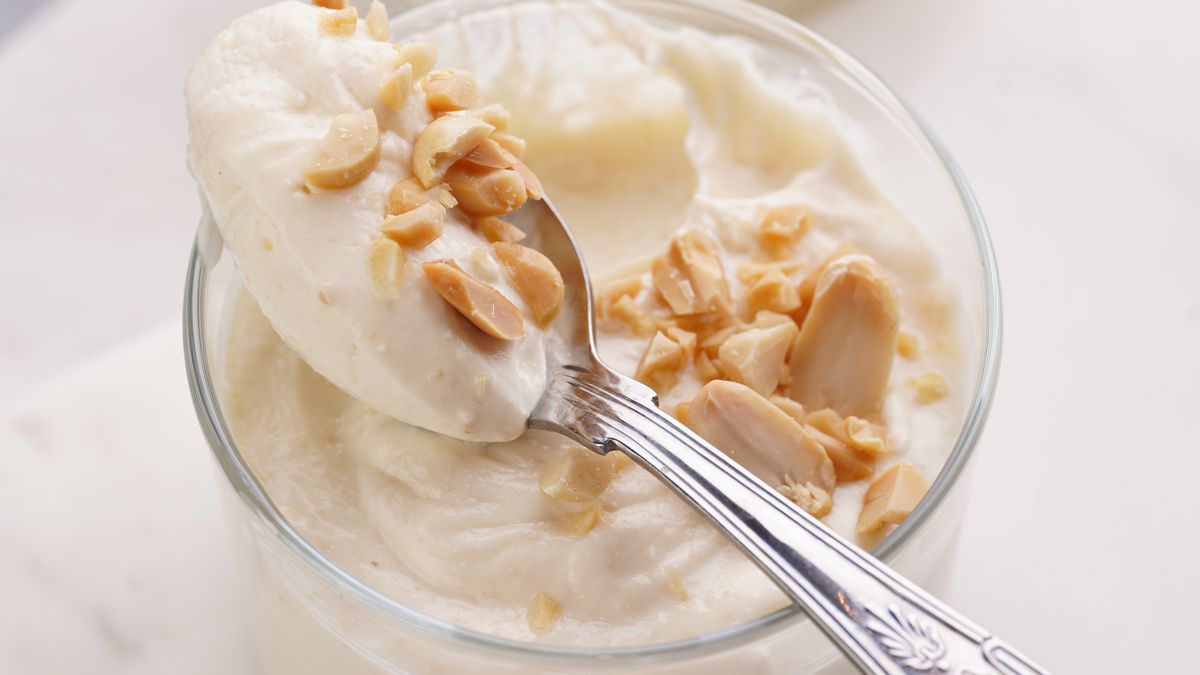 Przekąska jogurtowa z masłem orzechowym i bananem