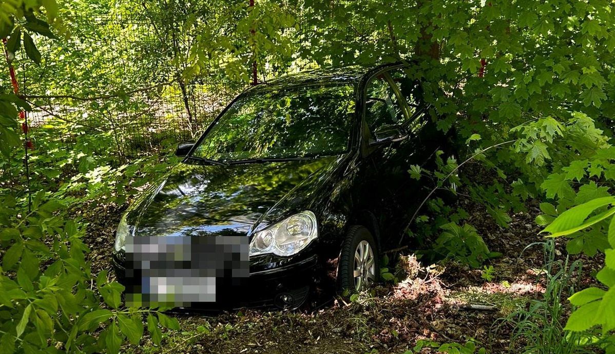 Żle zabezpieczony samochód zjechał z parkingu i wylądował w rowie 200 m dalej