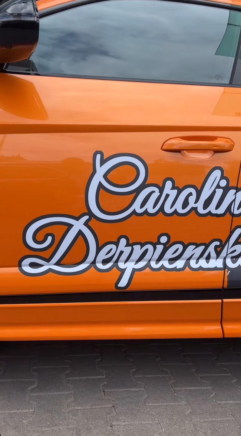 Caroline Derpienski pochwaliła się samochodem